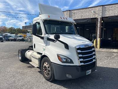 Freightliner Cascadia 116 Single Axle Day Cab Truck - 450HP, 12 Speed Automatic