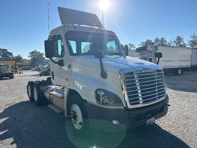 Freightliner Cascadia 125 Day Cab Truck - 435HP, 10 Speed Manual