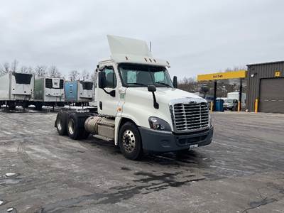 Freightliner Cascadia 125 Day Cab Truck - 435HP, 12 Speed Automatic