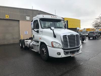 Freightliner Cascadia 125 Day Cab Truck - 455HP, 12 Speed Automatic