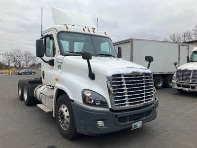 Freightliner Cascadia 125 Day Cab Truck - 435HP, 10 Speed Manual