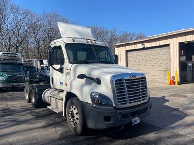 Freightliner Cascadia 125 Day Cab Truck - 435HP, 10 Speed Manual
