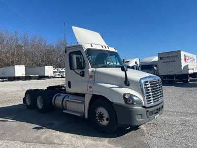 Freightliner Cascadia 125 Day Cab Truck - 435HP, 10 Speed Manual