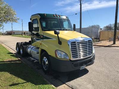 Freightliner Cascadia 125 Day Cab Truck - 455HP, 12 Speed Automatic