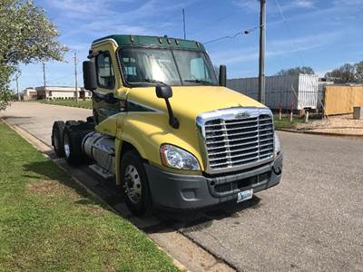 Freightliner Cascadia 125 Day Cab Truck - 455HP, 12 Speed Automatic