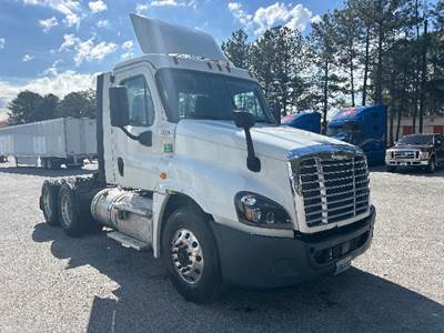 Freightliner Cascadia 125 Day Cab Truck - 435HP, 12 Speed Automatic