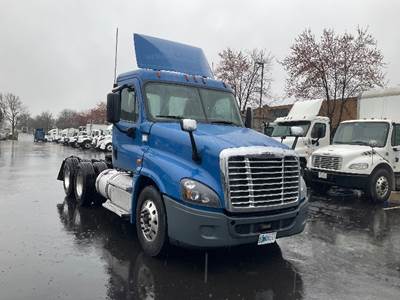 Freightliner Cascadia 125 Day Cab Truck - 450HP, 10 Speed Manual