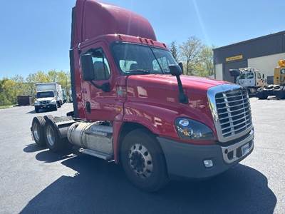 Freightliner Cascadia 125 Day Cab Truck - 450HP, 12 Speed Automatic