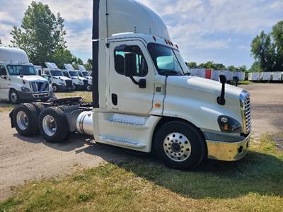 Freightliner Cascadia 125 Day Cab Truck - 455HP, 12 Speed Automatic