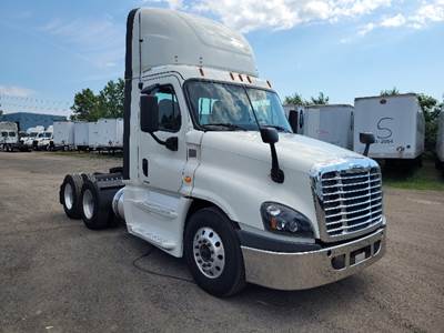 Freightliner Cascadia 125 Day Cab Truck - 455HP, 12 Speed Automatic