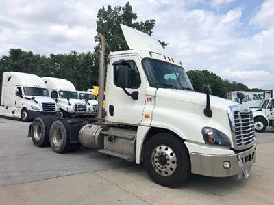 Freightliner Cascadia 125 Day Cab Truck - 455HP, 12 Speed Automatic