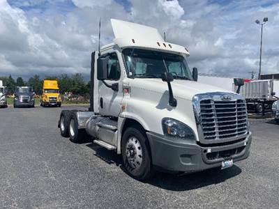 Freightliner Cascadia 125 Day Cab Truck - 435HP, 12 Speed Automatic