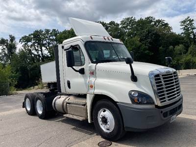 Freightliner Cascadia 125 Day Cab Truck - 435HP, 12 Speed Automatic