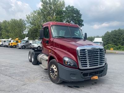 Freightliner Cascadia 125 Day Cab Truck - 470HP, 12 Speed Automatic