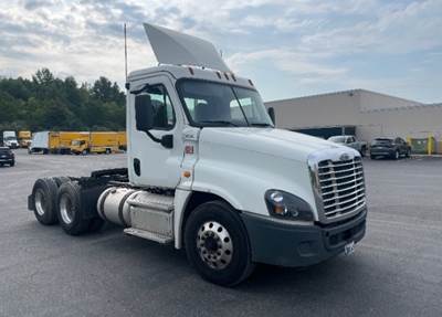 Freightliner Cascadia 125 Day Cab Truck - 435HP, 10 Speed Manual