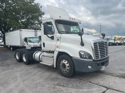 Freightliner Cascadia 125 Day Cab Truck - 435HP, 12 Speed Automatic