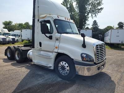 Freightliner Cascadia 125 Day Cab Truck - 455HP, 12 Speed Automatic