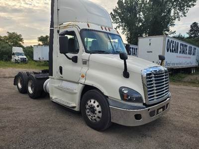 Freightliner Cascadia 125 Day Cab Truck - 455HP, 12 Speed Automatic