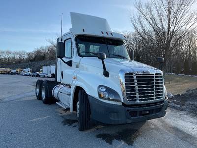 Freightliner Cascadia 125 Day Cab Truck - 435HP, 10 Speed Manual