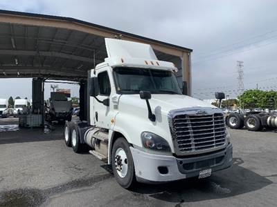 Freightliner Cascadia 125 Day Cab Truck - 435HP, 12 Speed Automatic