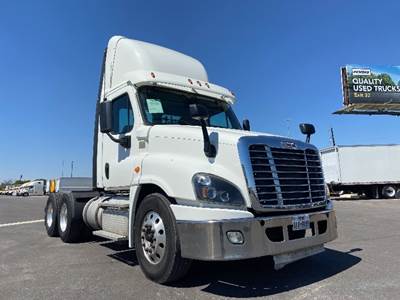 Freightliner Cascadia 125 Day Cab Truck - 435HP, 12 Speed Automatic