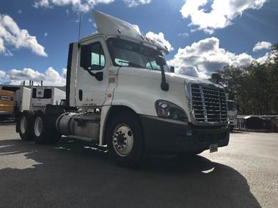 Freightliner Cascadia 125 Day Cab Truck - 435HP, 12 Speed Automatic