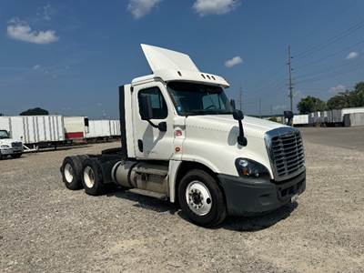 Freightliner Cascadia 125 Day Cab Truck - 435HP, 12 Speed Automatic