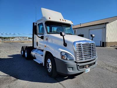 Freightliner Cascadia 125 Day Cab Truck - 435HP, 10 Speed Automatic
