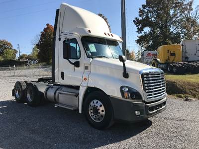Freightliner Cascadia 125 Day Cab Truck - 435HP, 12 Speed Automatic