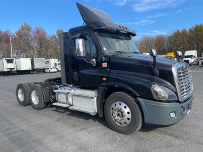 Freightliner Cascadia 125 Day Cab Truck - 455HP, 12 Speed Automatic