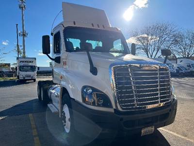 Freightliner Cascadia 125 Day Cab Truck - 435HP, 10 Speed Manual