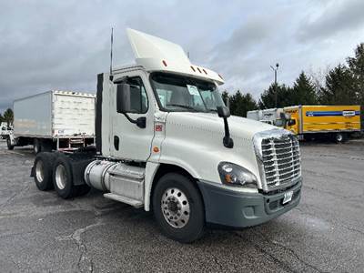 Freightliner Cascadia 125 Day Cab Truck - 435HP, 12 Speed Automatic