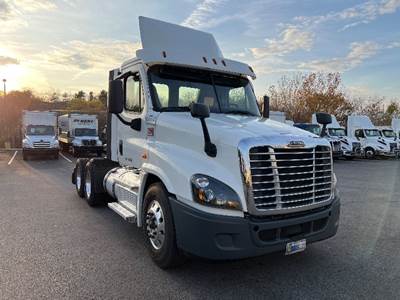 Freightliner Cascadia 125 Day Cab Truck - 455HP, 12 Speed Automatic