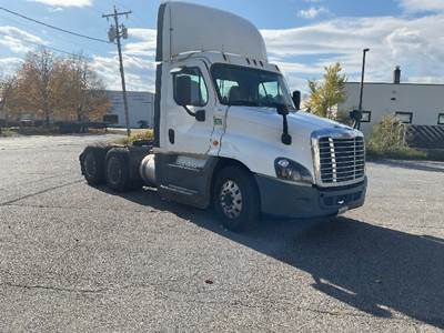 Freightliner Cascadia 125 Day Cab Truck - 455HP, 12 Speed Automatic