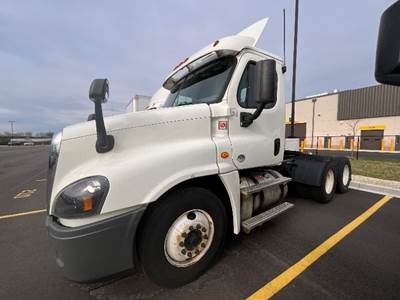 Freightliner Cascadia 125 Day Cab Truck - 435HP, 10 Speed Manual
