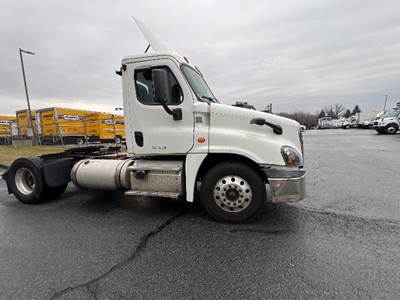 Freightliner Cascadia 125 Single Axle Day Cab Truck - 435HP, 12 Speed Automatic