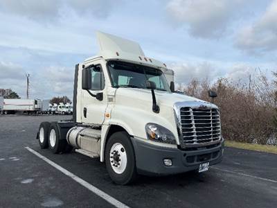 Freightliner Cascadia 125 Day Cab Truck - 450HP, 12 Speed Automatic