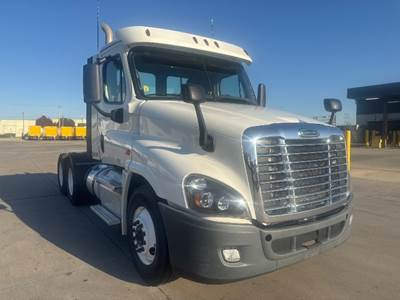 Freightliner Cascadia 125 Day Cab Truck - 435HP, 10 Speed Manual