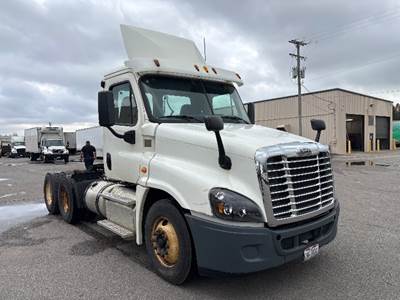 Freightliner Cascadia 125 Day Cab Truck - 435HP, 13 Speed Automatic