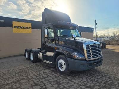 Freightliner Cascadia 125 Day Cab Truck - 435HP, 10 Speed Manual