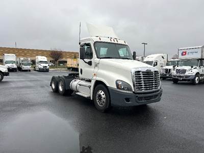 Freightliner Cascadia 125 Day Cab Truck - 435HP, 10 Speed Automatic