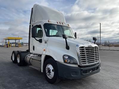 Freightliner Cascadia 125 Day Cab Truck - 435HP, 12 Speed Automatic