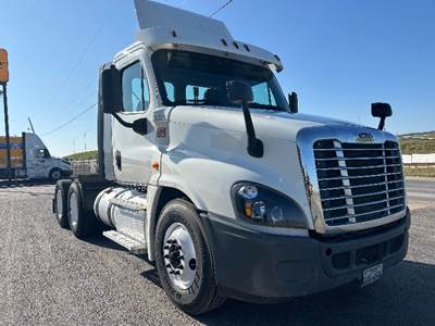 Freightliner Cascadia 125 Day Cab Truck - 455HP, 12 Speed Automatic