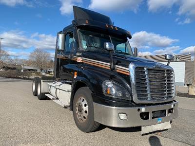 Freightliner Cascadia 125 Day Cab Truck - 455HP, 12 Speed Automatic
