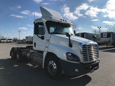 Freightliner Cascadia 125 Day Cab Truck - 435HP, 10 Speed Manual