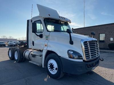 Freightliner Cascadia 125 Day Cab Truck - 435HP, 12 Speed Automatic