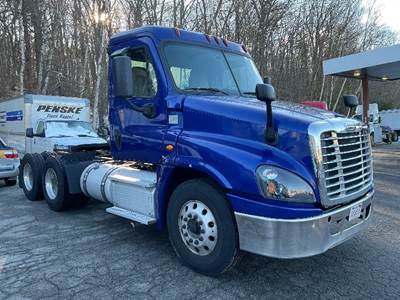 Freightliner Cascadia 125 Day Cab Truck - 435HP, 10 Speed Manual