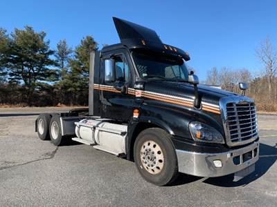 Freightliner Cascadia 125 Day Cab Truck - 455HP, 12 Speed Automatic