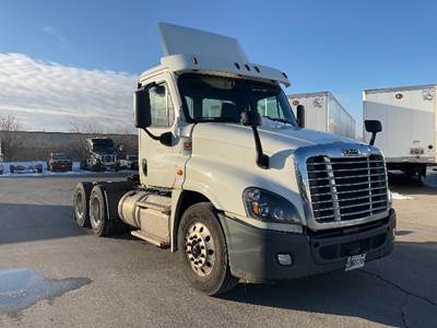 Freightliner Cascadia 125 Day Cab Truck - 435HP, 10 Speed Manual