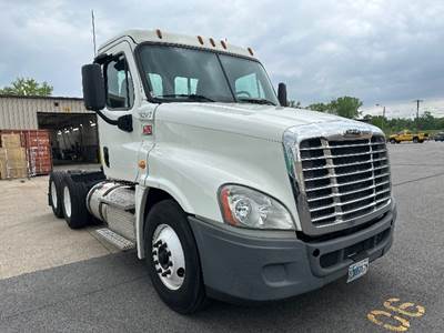 Freightliner Cascadia 125 Day Cab Truck - 450HP, 12 Speed Automatic